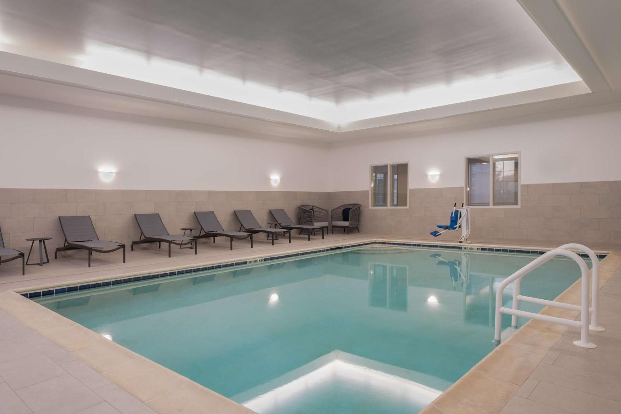 Homewood Suites Medford Bagian luar foto