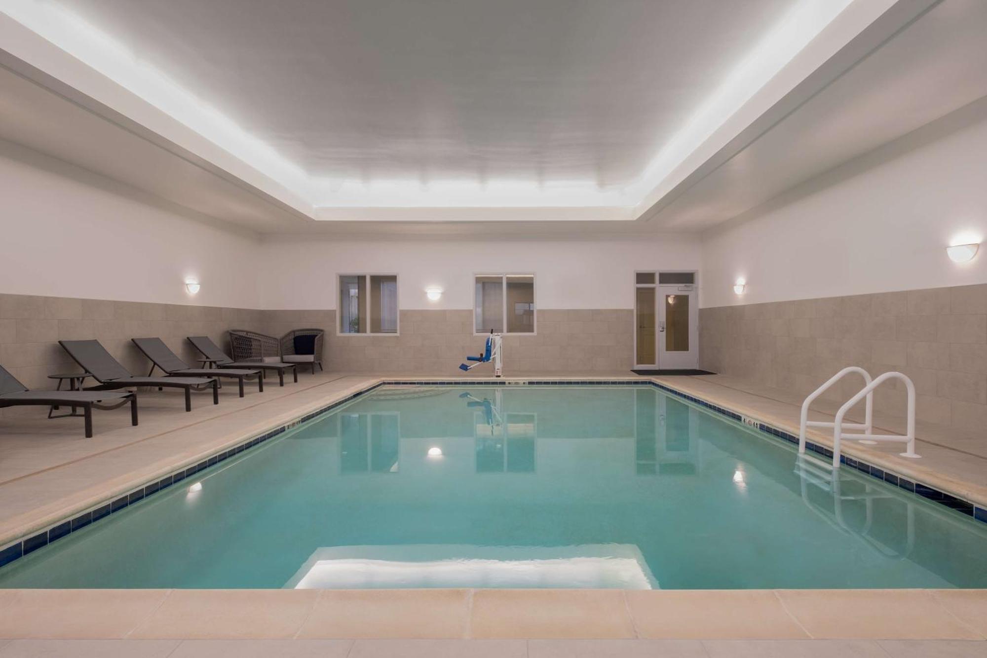 Homewood Suites Medford Bagian luar foto