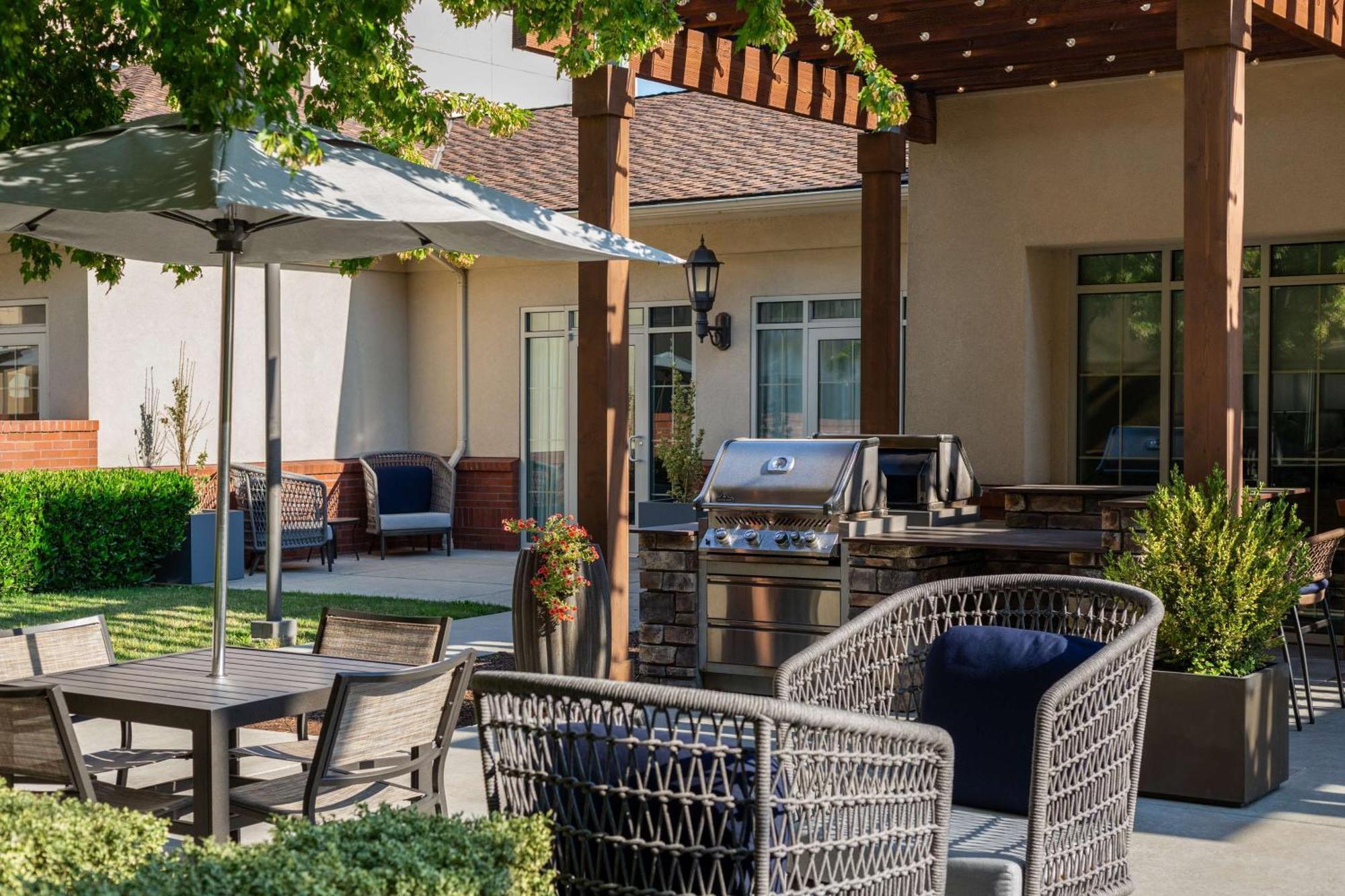 Homewood Suites Medford Bagian luar foto